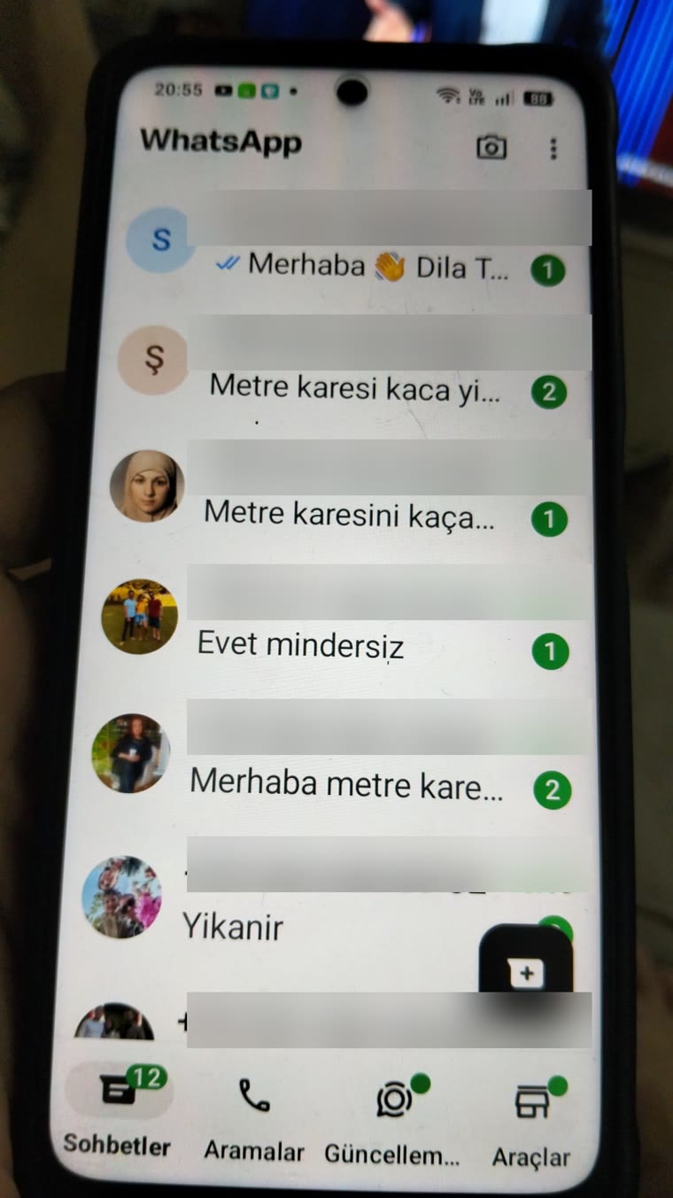 Bölgesel reklam sonrası gelen müşteri mesajlarıyla dolan bir WhatsApp gelen kutusu